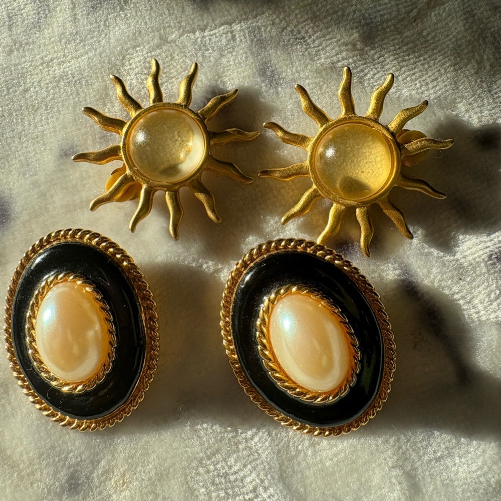 ❌❌SOLD❌❌Vintage oversized 80s clip on earrings. 2 pairs
